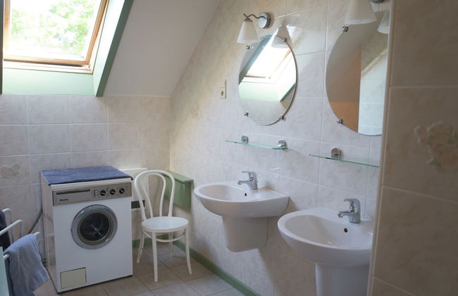 Spacious, Atmospheric Upper Floor of a Farmhouse With Garden - Foto 11