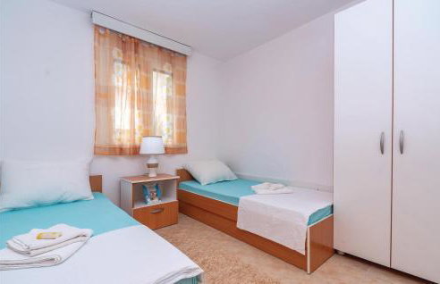 2 Bedroom Lovely Apartment In Osobljava - Foto 14