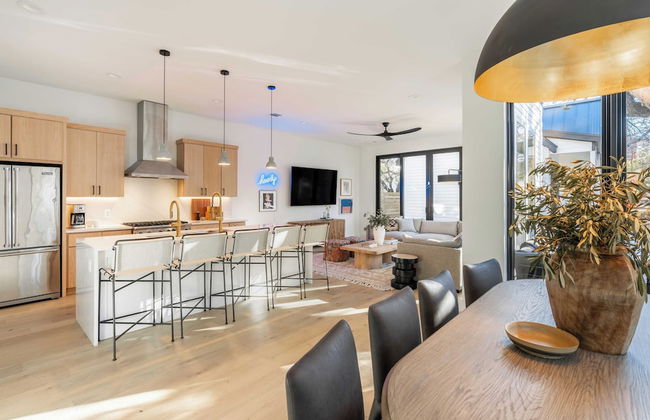 Modern Retreat w/ Pool, Guest House & Deck Lounge Henley by Avantstay - Foto 5