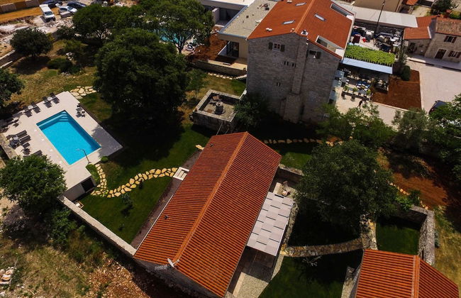 The Poolside Stone House in Bale - Foto 48