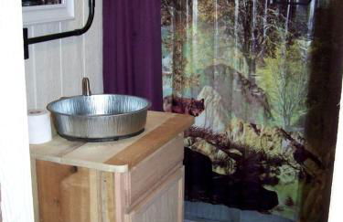 Cozy Wood Shed Tiny House Near Old Hickory Lake w/ Full Kitchen, Fire Pit & Breakfast - Foto 7