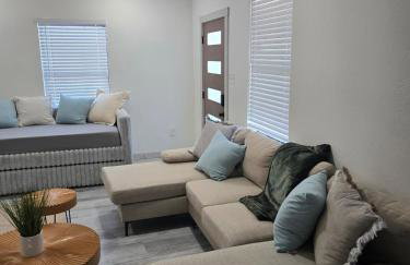 Modern B&W Coastal Retreat 2BR 2BA and Laundry - Foto 3