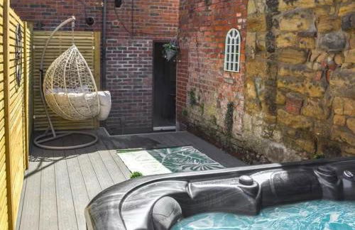 Stunning Town Center Cottage with hot tub - Foto 36