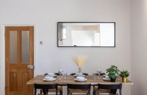 5 Bed Seaside Property with Garden , Parking and Games Room - Foto 1