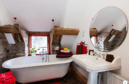 Ty Fferm Hen, Ancient Farmhouse, Coity Bach - Foto 6