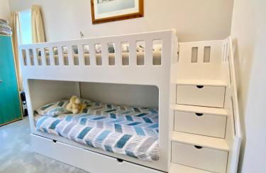 Simply the best ! 4 min walk to Beach, Pubs, Restaurants, Shops, Htd Pool, Hottub, Games rm, 1 acre Garden, BBQ's Coast to Coast cycle path, Beautiful, Bassets acre, Only six 1-3 bedroom SUPERB apartments, Free Parking and WIFI - Foto 12