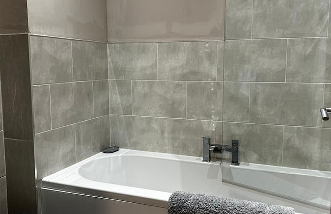 Private 5 bedroom Whole House - Photo 22