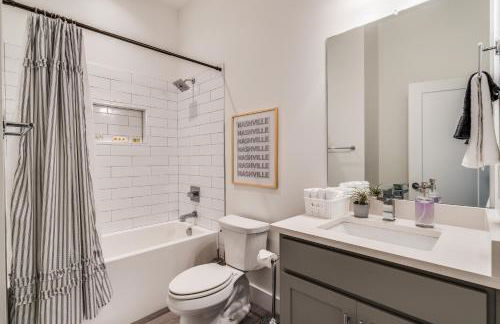 Nash House & Bars of Broadway with Patio Bar and Views! 8min Downtown! Sleeps 12! - Foto 36