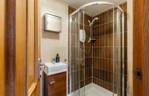 Albert Stays - 5 bed Sleeps 11 - Free Parking - Photo 14