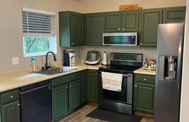 Charming 3 bedroom house with deck in awesome Elsmere - Foto 1