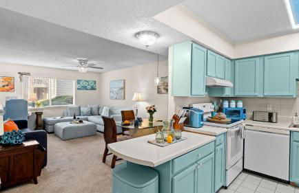 Steps from the Sand Bright Coastal Stay w Pool Access Coastal Hideaway by AvantStay - Foto 11