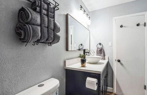 Stylish Retreat in Central Austin with Fire Pit - Foto 33