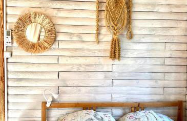 Urocza chatka w lesie nad wodą - Foto 12