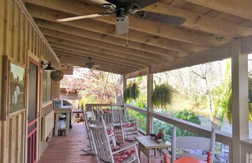 Water's Edge, Covered Porch, Deep Creek as your Backyard Haven, Hot Tub, Pool Table, Fire Pit, Close to Town & Entrance to National Park - Foto 69