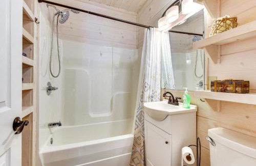 Hot Tub, Dock, Lakefront Luxe Six Mile Retreat - Foto 22