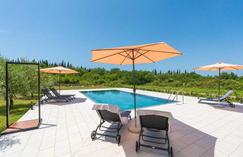 Green & Blue Five Bedroom Villa with Private Pool and Complete Privacy - Photo 3