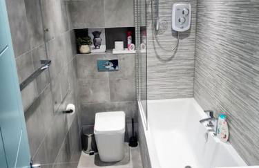 Lovely house with back garden - PRIVATE driveway - Foto 7