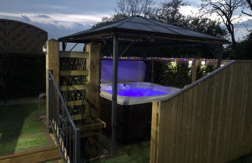 Spacious Lodge With Hot Tub - Foto 8