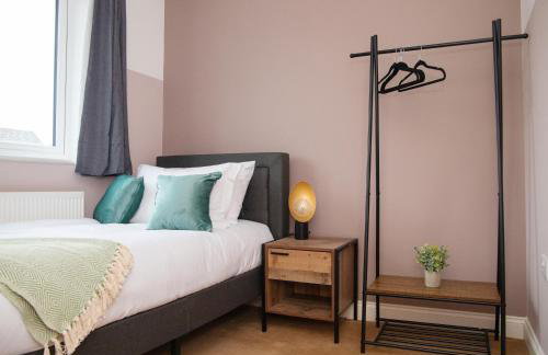 3x Bed Elegant House with Private Parking - Photo 9