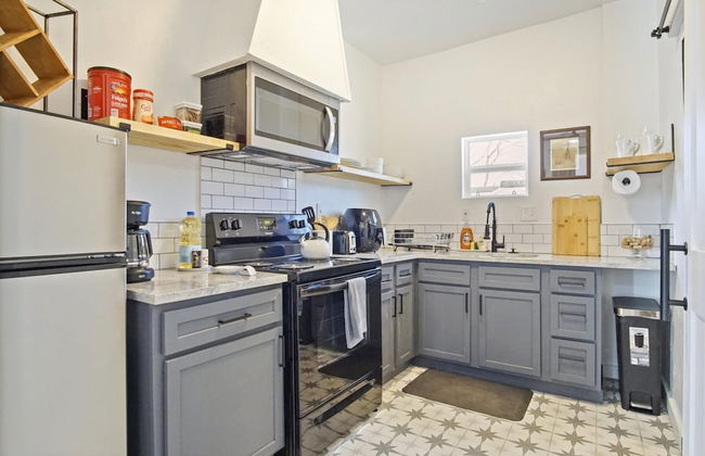 3-story 6-bedroom 4 Bathrooms 3min-asian Dist - Photo 79