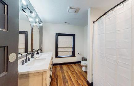 Stylish Top Floor 2 kings full bathroom with tub - Foto 11