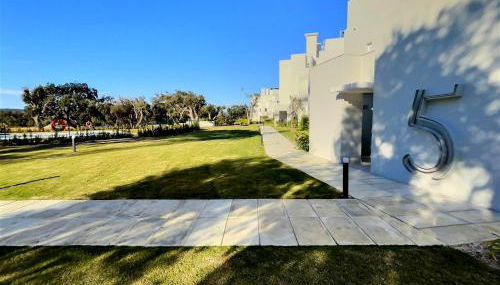 Experience Unrivalled Luxury at Emerald Greens Your Exclusive Retreat in the Heart of San Roque Club Resort - Foto 4, Garden, Garden view