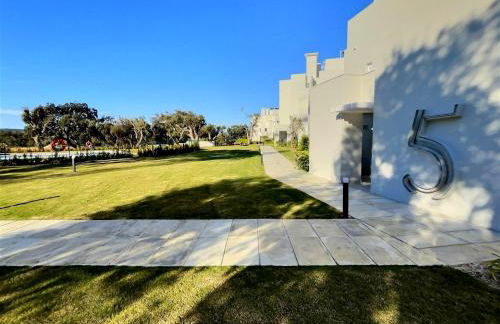 Experience Unrivalled Luxury at Emerald Greens Your Exclusive Retreat in the Heart of San Roque Club Resort - Foto 4