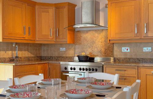 Private Pool & Jacuzzi with View by Host Hero - Foto 21