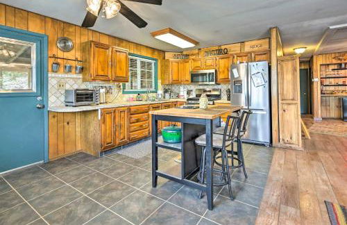 Near Hiking Trails Woodsy Pine Cabin with Fire Pit - Foto 3