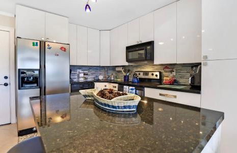 Beachfront paradise Ocean Village Golf Tennis Several heated pools Tiki bar Pickleball insite sports bar and restaurant and much more - Foto 4