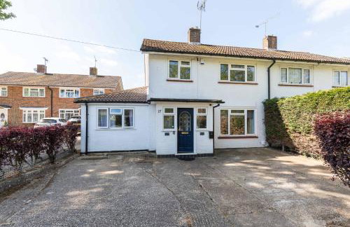 Findon House Spacious 3 bedroom, contractor, relocations friendly,10mins from GATWICK Airport, free parking, WIFI, garden, CRAWLEY - Photo 2