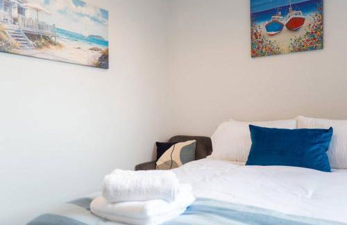 The Little Blue House by Sheppey Stays -Cosy 2BR Blue House - Near Docks with Parking - Foto 35