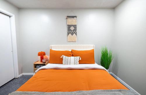 The Orange Lounge - 8 min to KU & Mass - Photo 13