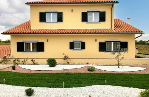 Charming House in Cortiçada with Balcony and Mountain View - Foto 1