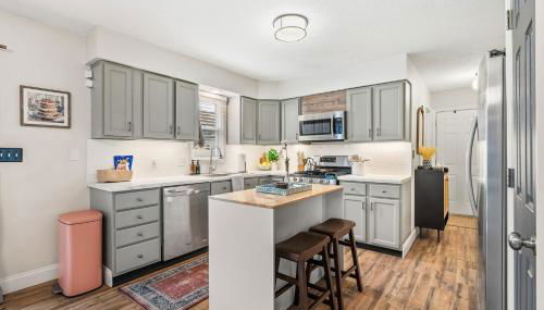 Spacious Northfield 4BR Escape near Cuyahoga Valley - Foto 5, stove, minibar