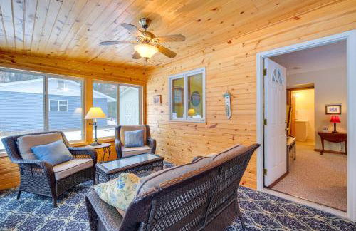 Cozy Cottage with Sunroom - Walk to Higgins Lake! - Foto 12