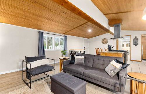 Comfort Cabin - 2BD Family Getaway in Creve Coeur - Photo 7