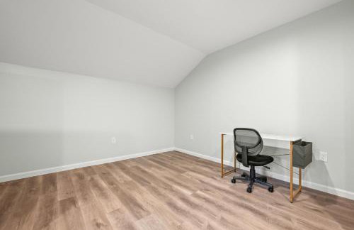 Huge 10BR Family Stay, Sleeps 20 in Bloomfield, CT - Photo 18