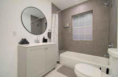 Heart of Houston - 8-BD 4-BA with Yard - Photo 36