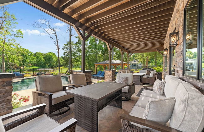 Black Bear Lodge by Avantstay Lakefront, Dock, Pool, Theater Sleeps 20+ - Foto 11