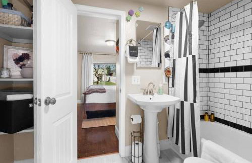 Charming and Cozy Private Home Walking Distance to Downtown - Foto 23