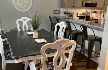 Beechside Breeze Luxury Condo with Pool Hot tub - Foto 6