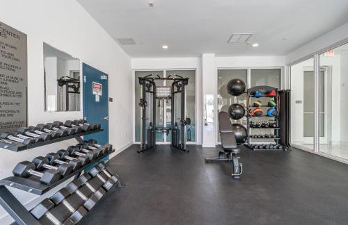 Resort-Style 1 Bed Condo with Pool Parking Rooftop & Gym - Foto 11