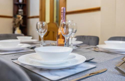 Spacious 4 Bedroom Home Near City Centre Sleeps 11 with Free Parking - Foto 41