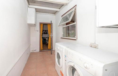 Xtra Large 4 Bedroom House with Heating Sleeps 14 Near Station and ExCeL - Foto 13