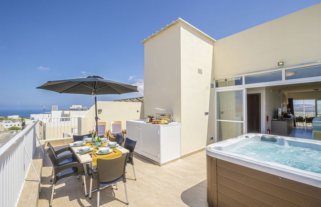 Summer Breeze Penthouse with large Terrace and Hot Tub by Getaways Malta - Foto 32