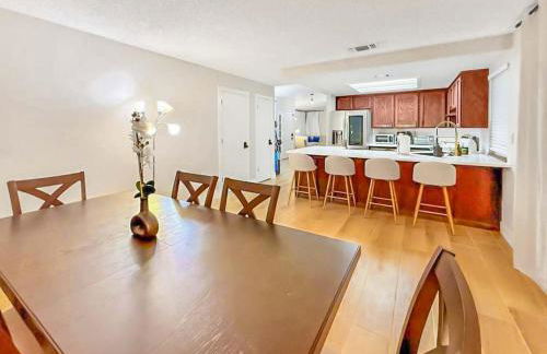 Spacious 4BR Family Home Free Parking, Fast WiFi, Near Galleria & Fountains - Foto 28