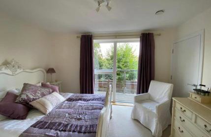 Luxury Two Bed Apartment w Car Parking, by Station - Foto 15