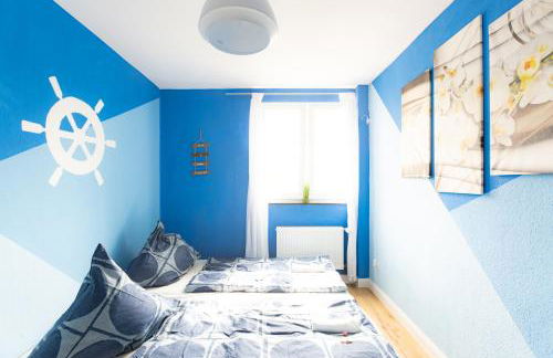 - Ocean Haven Deluxe with Coastal Charm - 2-Room Sea-Inspired Apartment 75 qm - Central Location - Elegant Nautical Design - Renovated in 2024 with TV & Netflix - Full Kitchen & Free Parking - Near Metro & Airport - King Beds - - Photo 14