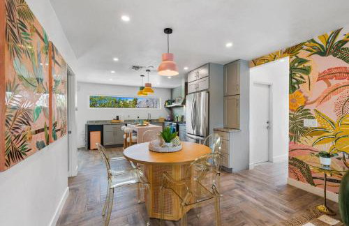 Whimsical Oasis Retreat by Rather Be Properties - Foto 43